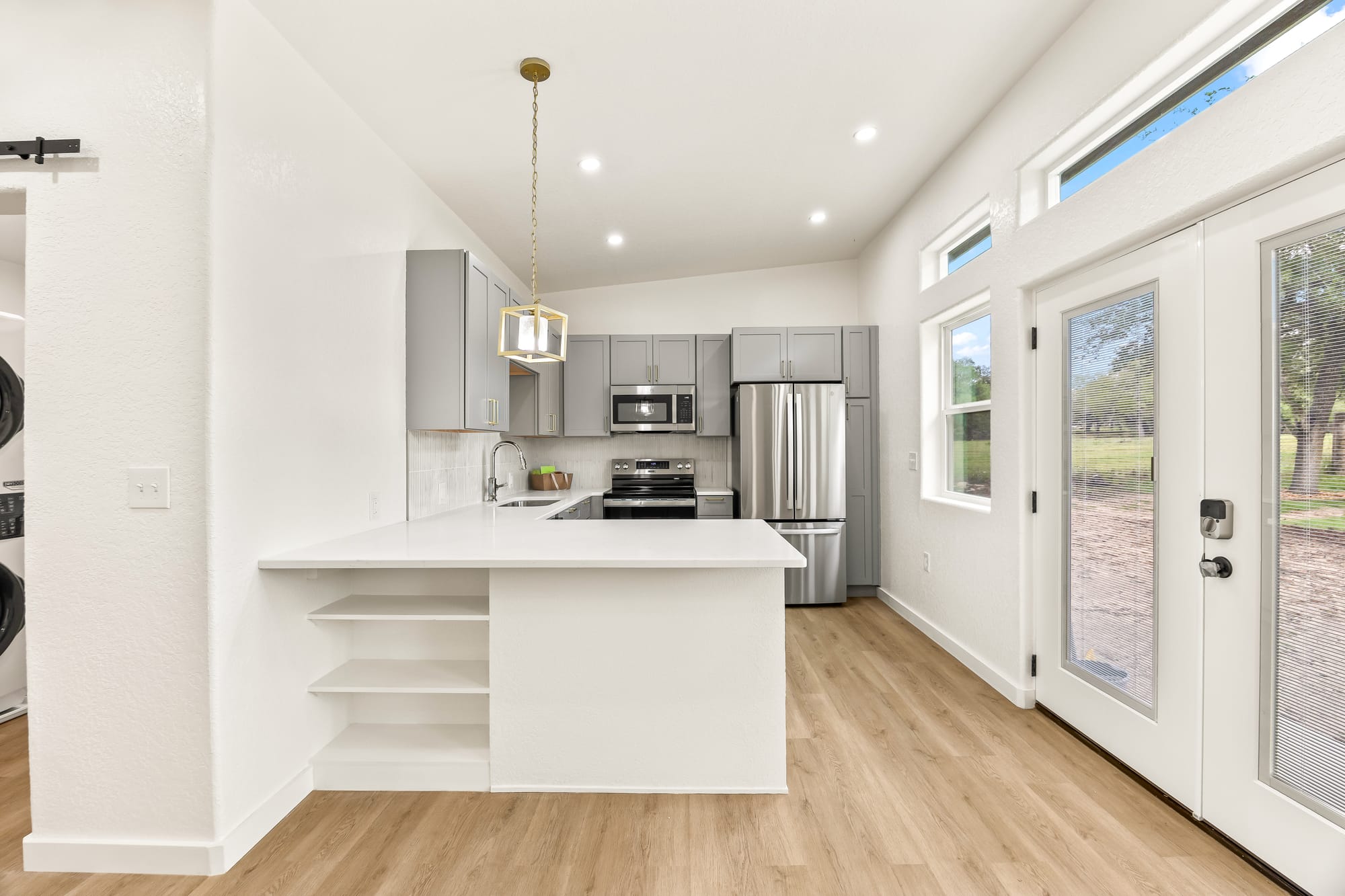 Kitchen with peninsula seating